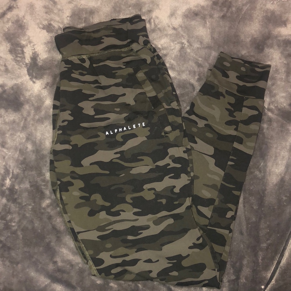 Alphalete men’s camo joggers